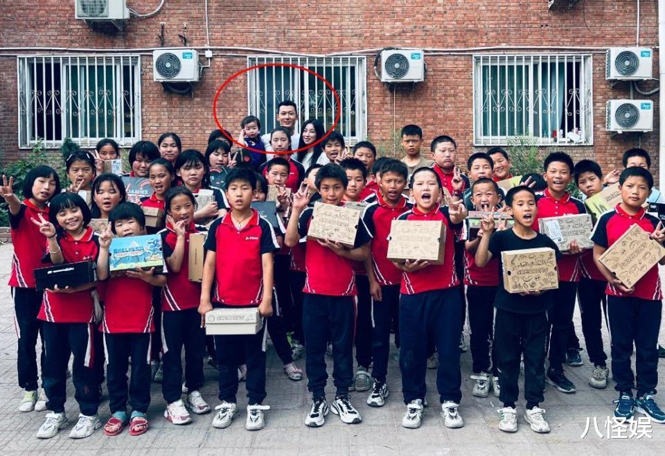 朱珠|朱珠北京上课被拍,素颜独坐在最后一排,配合同学拍照超亲和