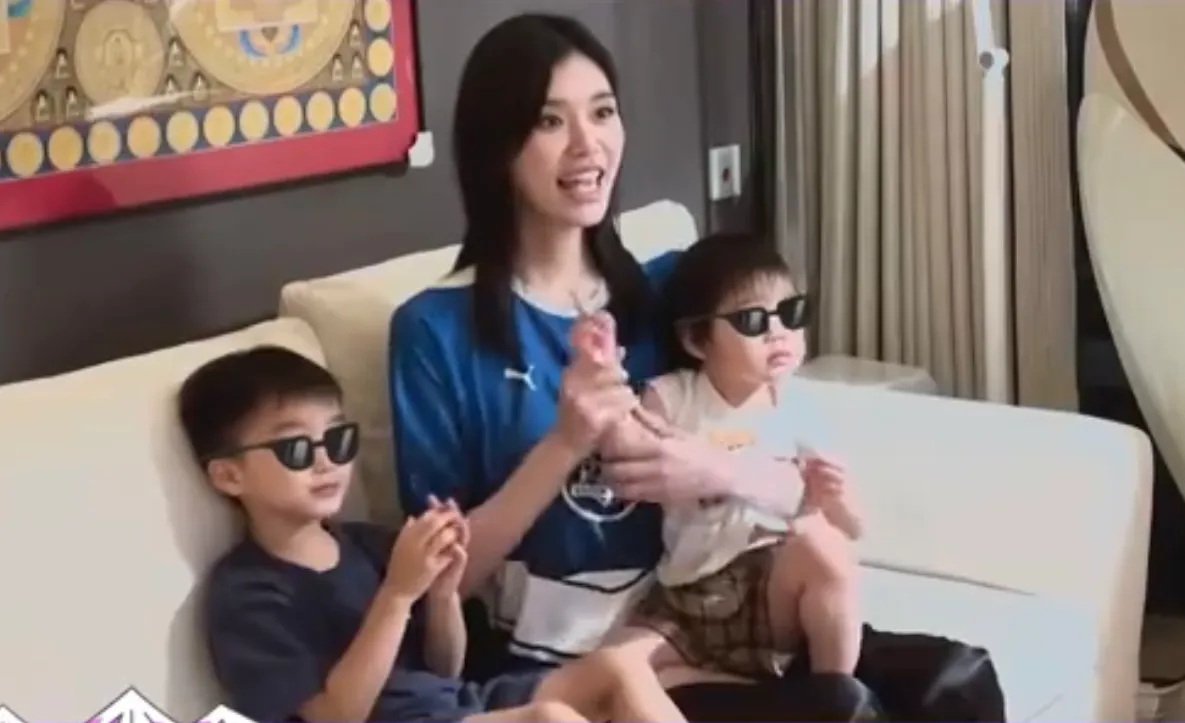 奚梦瑶带娃画面公开，母子三人互动温馨，儿子像爸爸女儿像妈妈