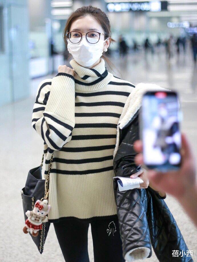168“江疏影”又带火了极简穿搭:花毛衣+小黑裤,时髦高级又洋气