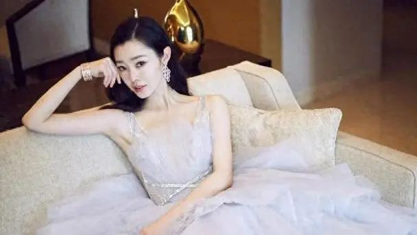 宋轶被曝上学情书收到手软！当看到学生照后，网友：确实心动了！