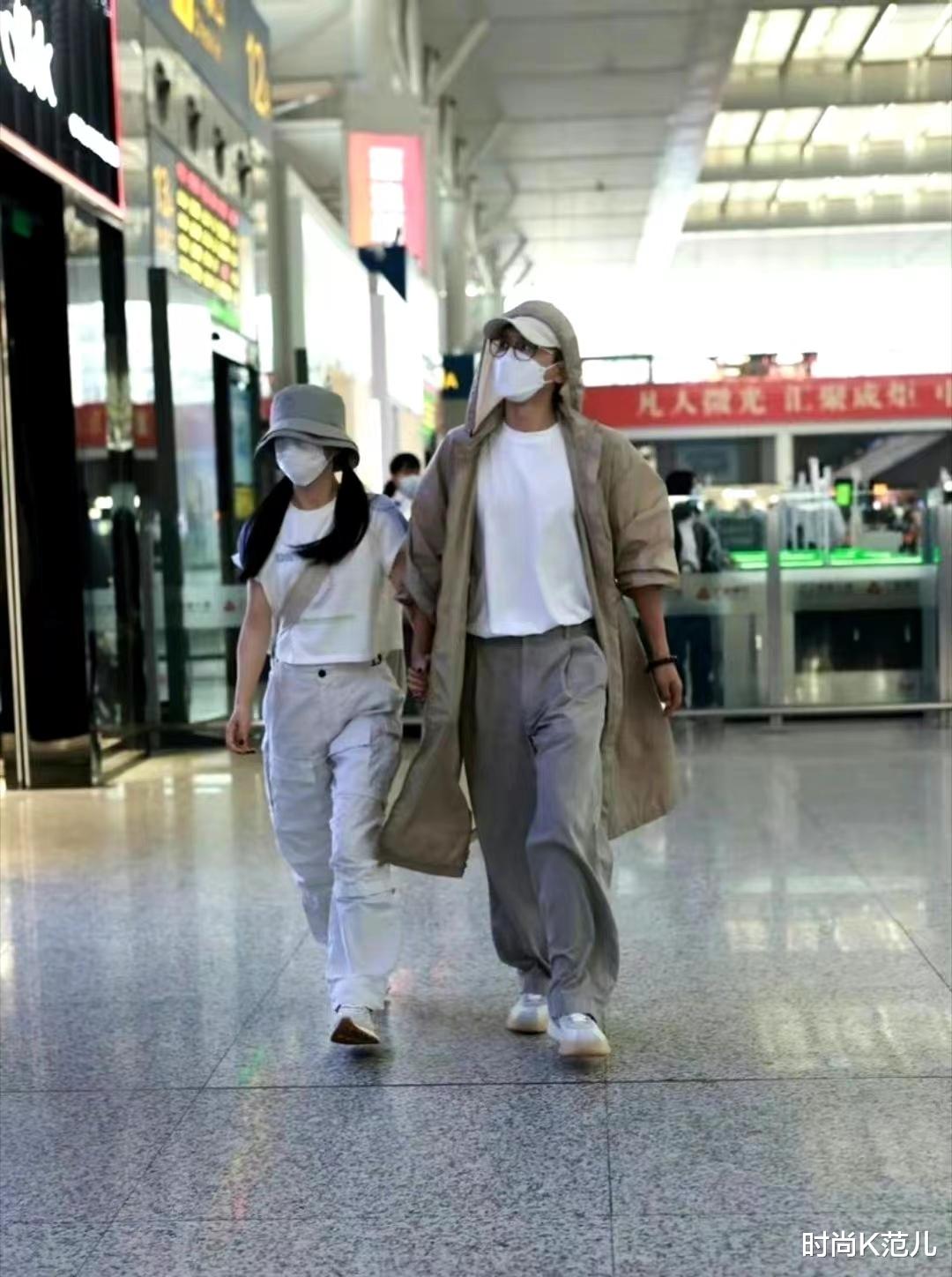 穿衣搭配 谢娜张杰挽手现身高铁站，休闲装扮简约低调，谢娜扎双马尾好减龄