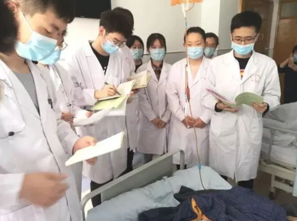 适合女生学的医学类专业,工作没有那么辛苦,薪资待遇却很不错