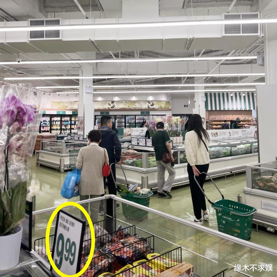 56岁王祖贤国外购物，衣服皱巴巴，只买青菜和速冻，拮据生活曝光