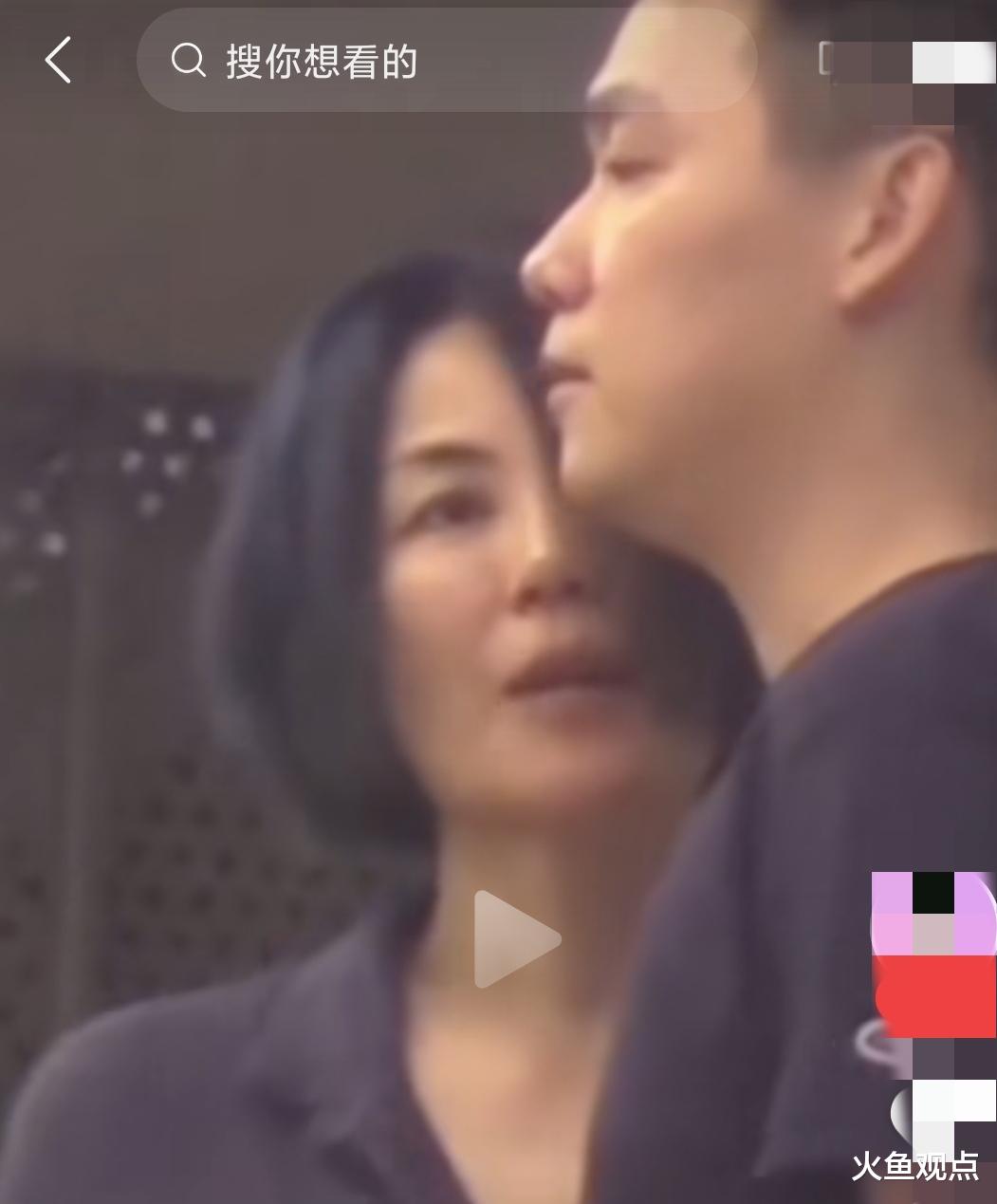 王菲陪李嫣做头发教朋友唱歌,手按对方肚子超认真,温馨又狼狈!