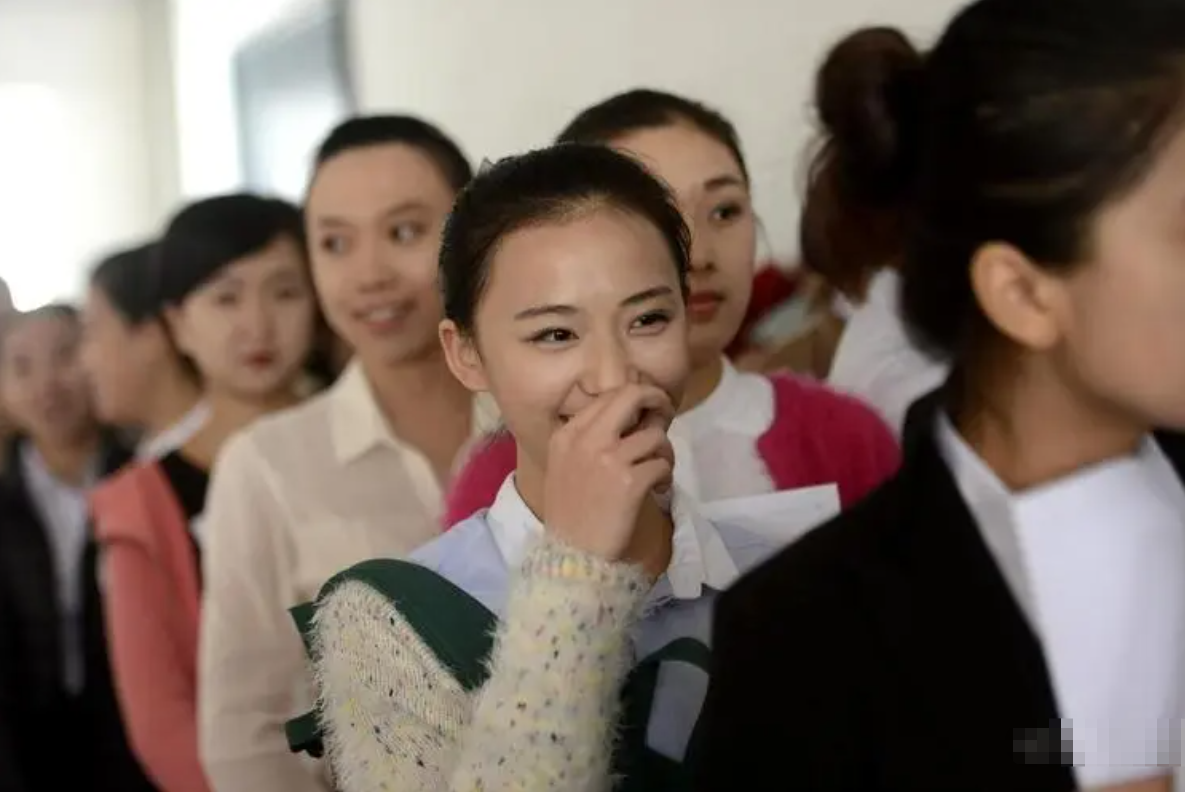 分数不高还想报空乘,家长向张雪峰求助,却被反问:孩子有底线吗