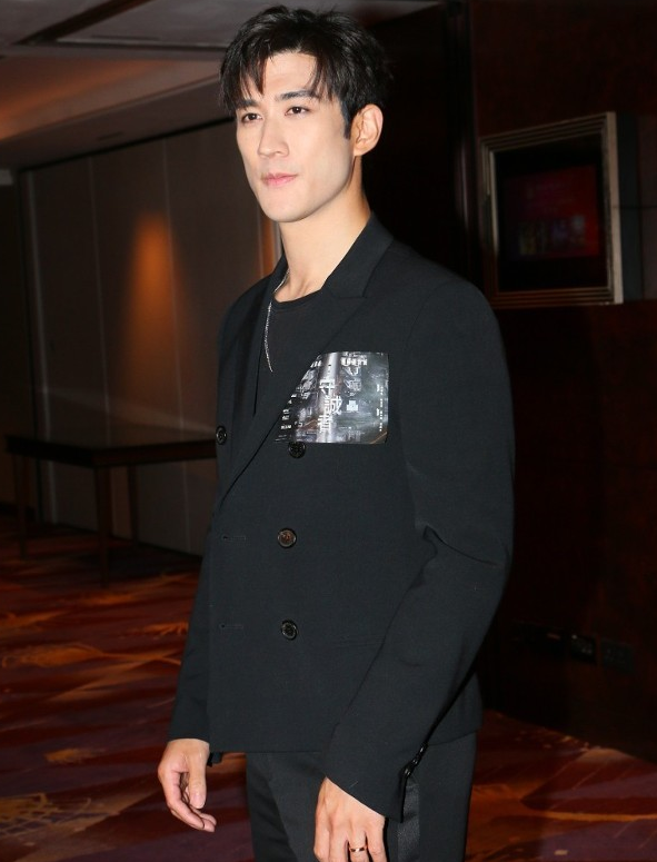 谢霆锋|李治廷,宣布已婚,他是小5岁,混血妻子初恋,女方未怀孕正面照曝光