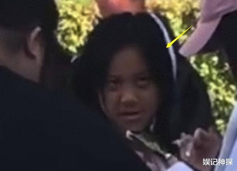 李小璐甜馨母女国庆街头被偶遇！10岁甜馨皮肤黑到无奈，评论区却恶臭一片
