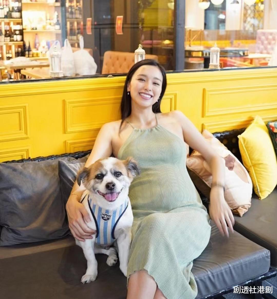 厉害！TVB女神小花挺35周孕肚做瑜伽，动作幅度大一度更站在器械上