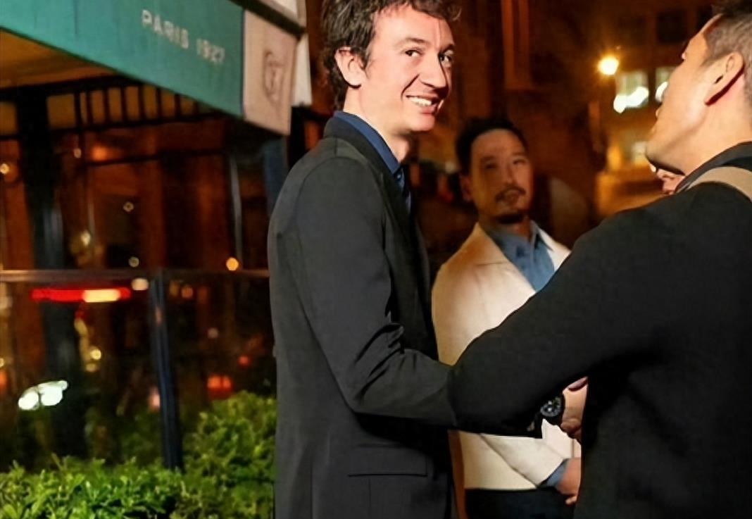 Lisa被拍与LV三公子聚餐，又黑又丑，网友辣评：像偷贵太太包的菲佣