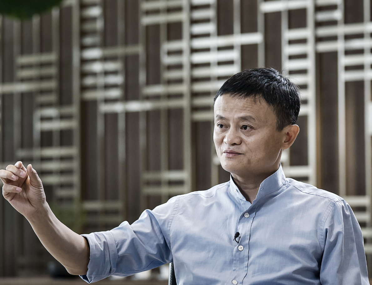 马云|59岁马云发福认不出!与汪涵聚会让出C位,为人低调对钱不感兴趣