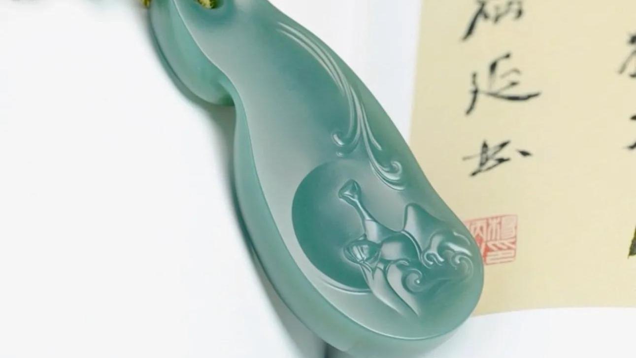 和田玉的细度顶点！沙枣青籽料浮雕“将进酒”！