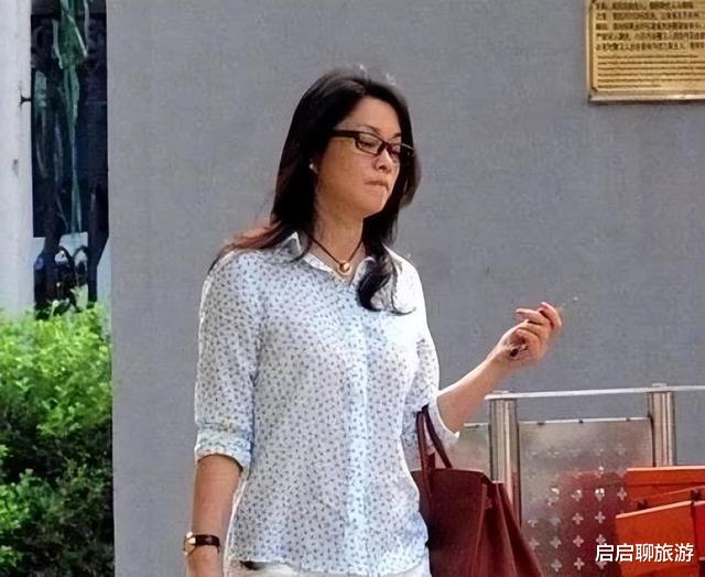 |毛阿敏出席女儿成人礼，女儿嘴上唇钉抢镜，打扮前卫似女巫