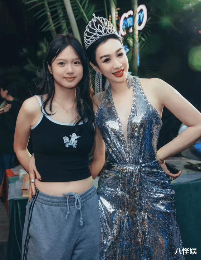 钟丽缇晒全家福庆生,52岁脸不塌美得不可方物,婆婆气场好强