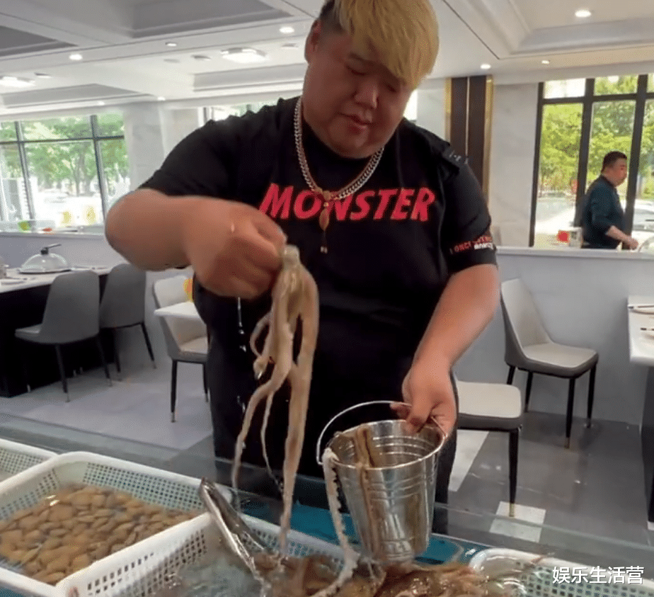 哑铃|胖猴仔复胖600斤,提桶吃自助嗦一桌,600W打水漂,教练:救不了