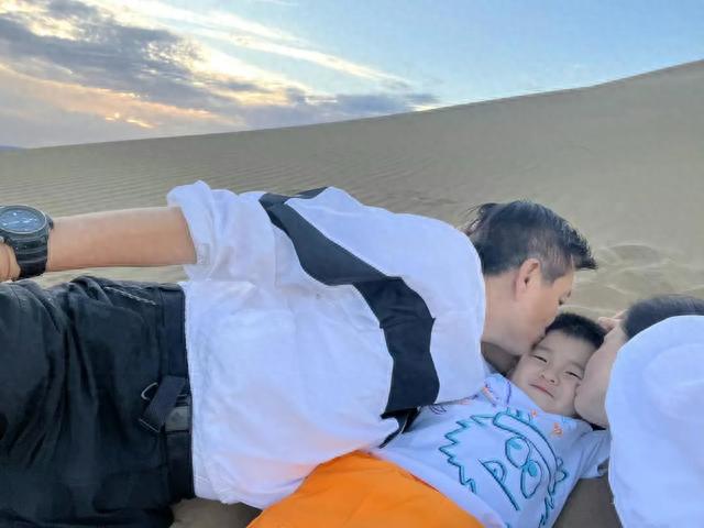孙茜一家三口沙漠吃大餐，儿子完美避开她的基因，跟爸爸复制粘贴