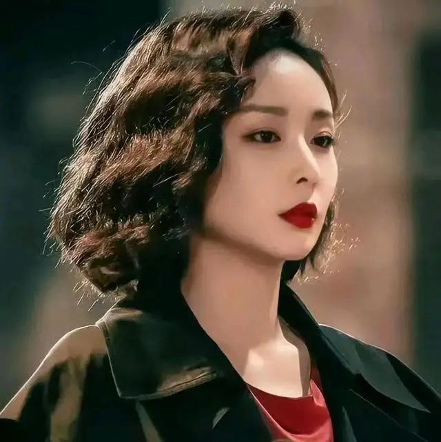 穿衣搭配 高叶机场随拍，一身牛仔穿搭，又美又飒，简单舒适，自然随性！果然红气养人