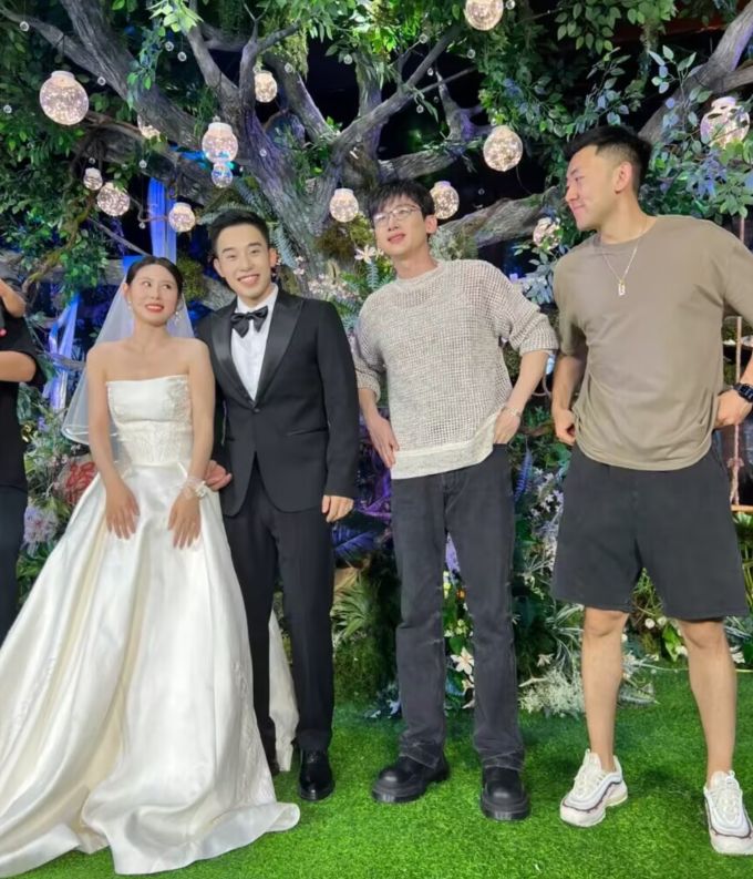 白敬亭|白敬亭参加发小婚礼，打扮低调厚底鞋抢镜，戴眼镜被调侃像老干部