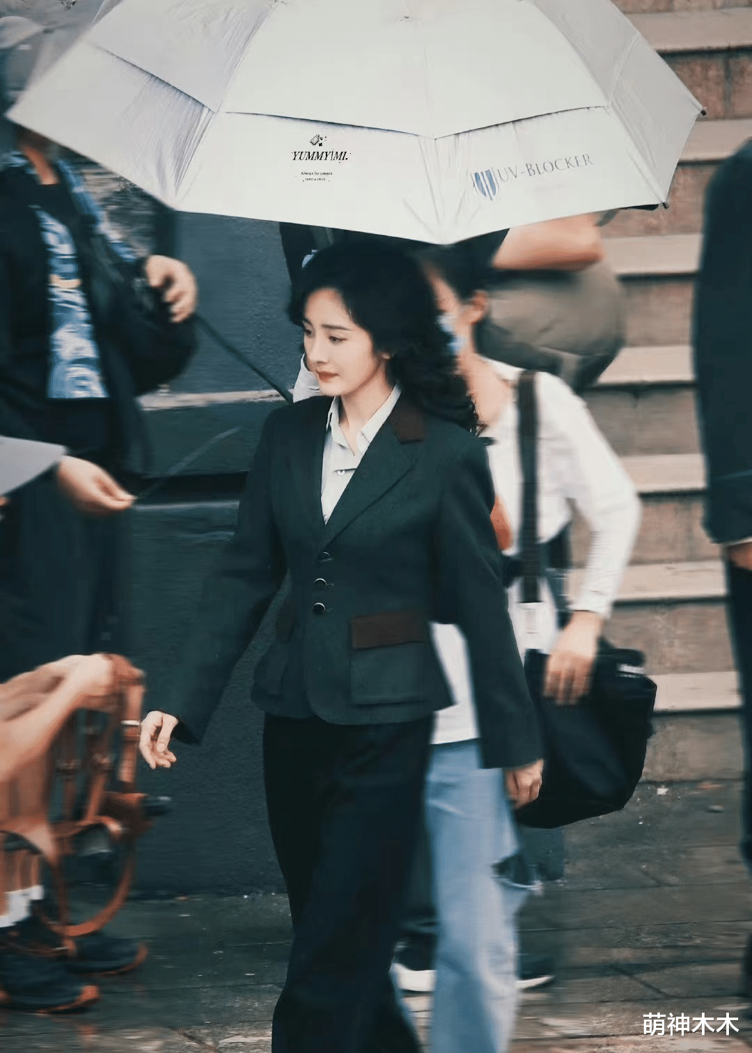 杨幂|杨幂新剧路透曝光,卷发造型撞款赵丽颖,妆造显老瘦到快脱相