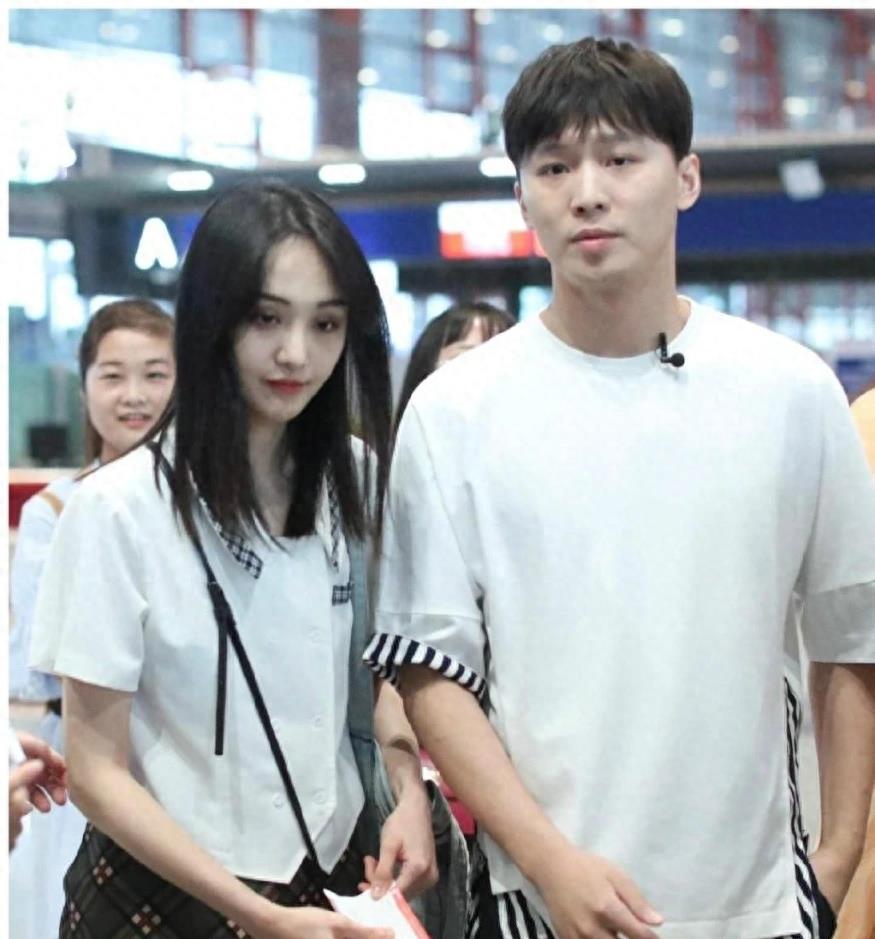 有种“整容”叫郑爽退圈,被封杀两年后,再次出现,她发胖秃头像换了一个人