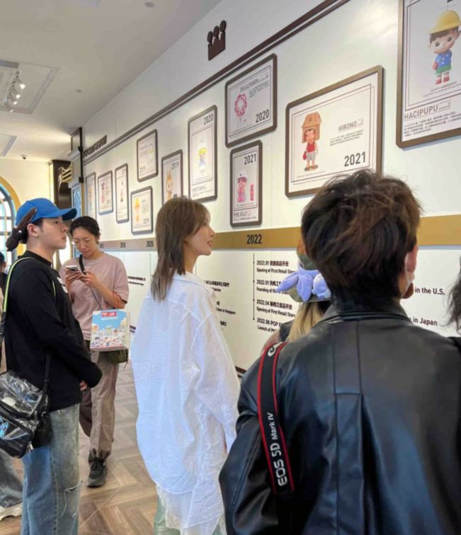 金晨现身玛特乐园被偶遇,近照瘦成纸片人,小翘鼻精致引热议