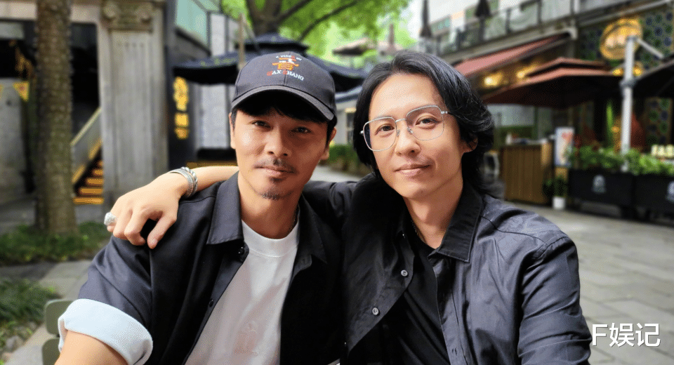 马云|蔡少芬坐矮凳子吃街边面档 与同行人员开心聊天很欢乐