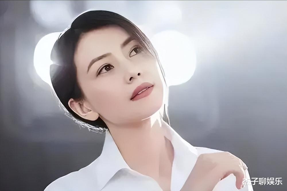 环保出行又气质!高圆圆骑单车接娃尽显彪悍,画面不要太温馨