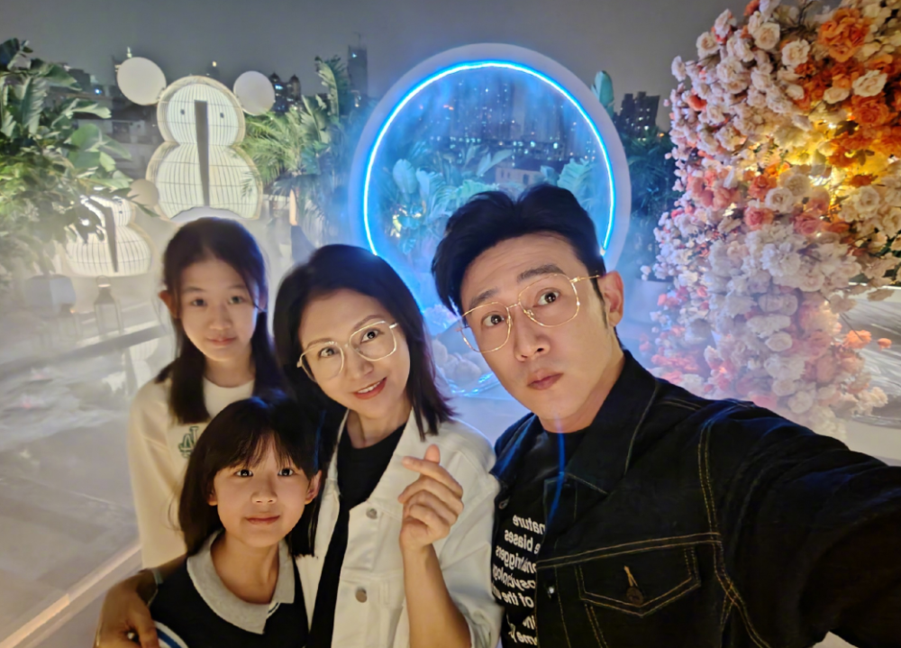 陆毅携妻女遛弯，47岁发量浓密像戴假发，与15岁女儿似孪生兄妹