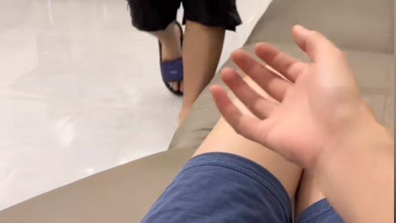 尊严碎了一地！妻子辞职在家向丈夫伸手要钱，被丈夫摔钱！