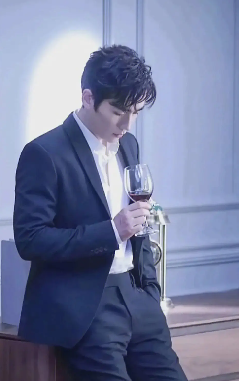 35岁朱一龙伤情已逐渐康复！眉骨伤痕变淡，状态良好高调复工