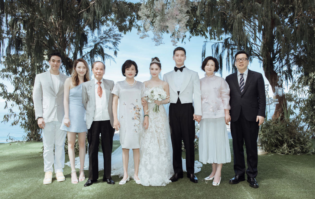 陈婉珍|阔太陈婉珍三套造型参加婚宴!V领红裙配大黄钻项链,富态又阔气