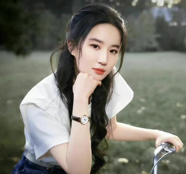 网友骑车偶遇刘亦菲，来回骑了20遍，网友：换我骑200遍都可以