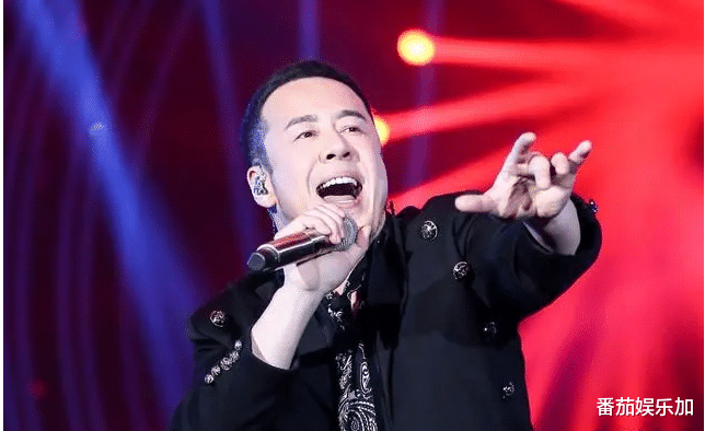 触目惊心！知名歌手杨坤被打，鼻青眼肿满脸血，看完评论我笑了