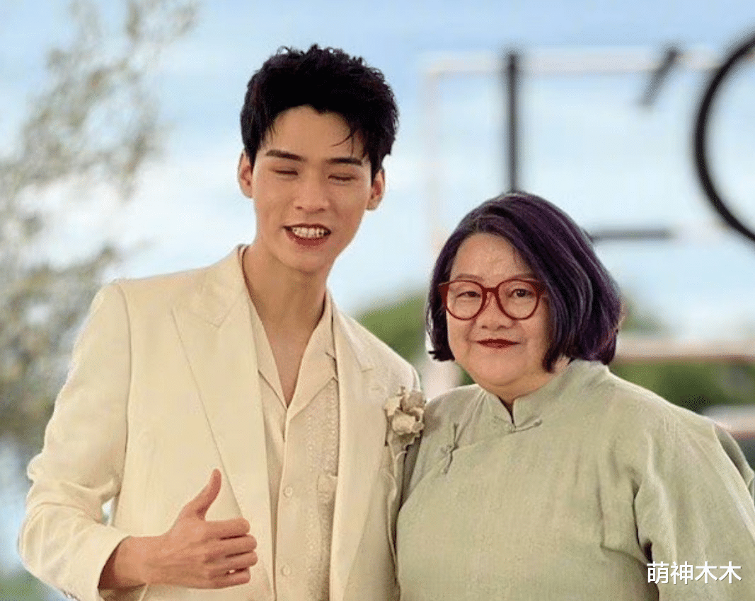 |洪晃戛纳搞区别对待?晒龚俊闭眼合影被骂,把朱一龙合影也删了