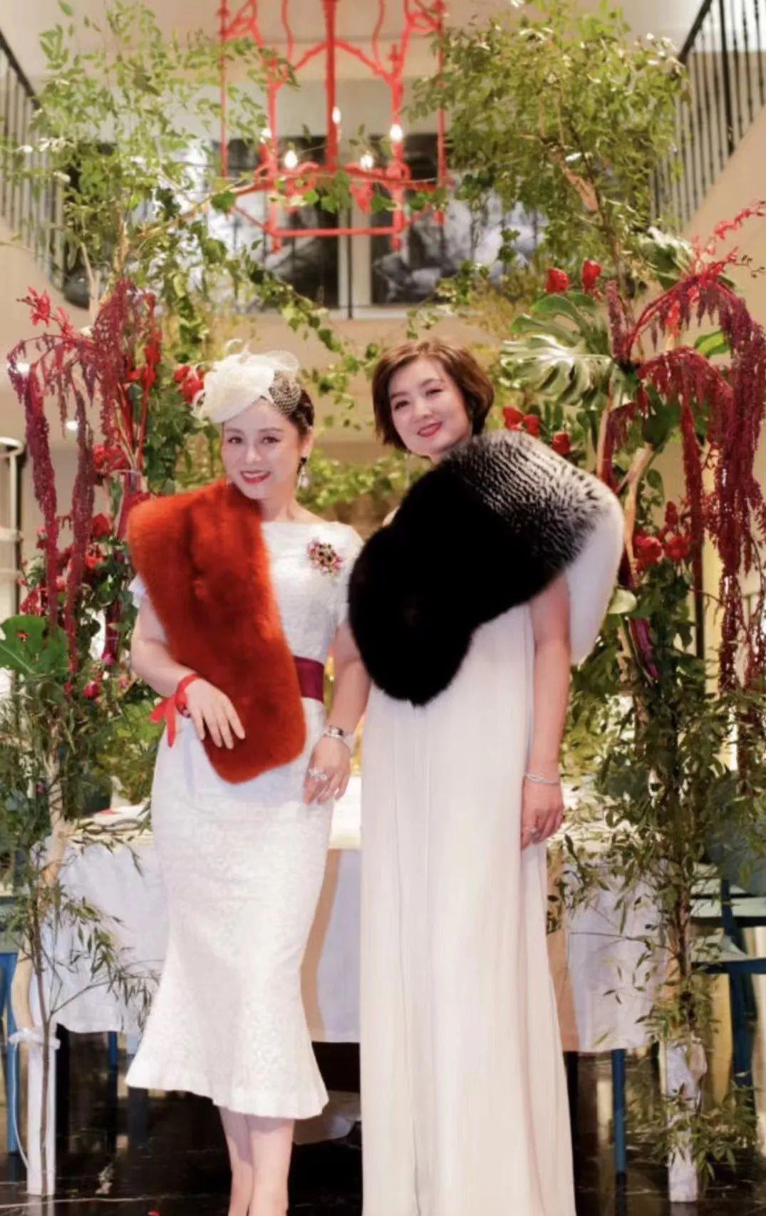 46岁主持人王静癌症离世,家人在八宝山低调办葬礼,生前头发掉光