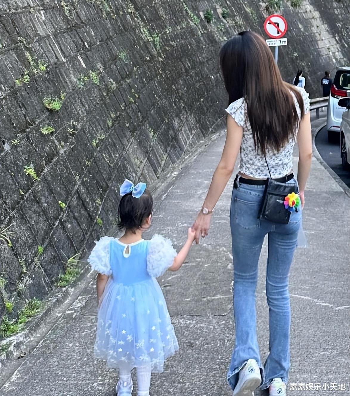 张馨月带女儿到马来西亚探望林峰,林峰抱着女儿开心同步喝水