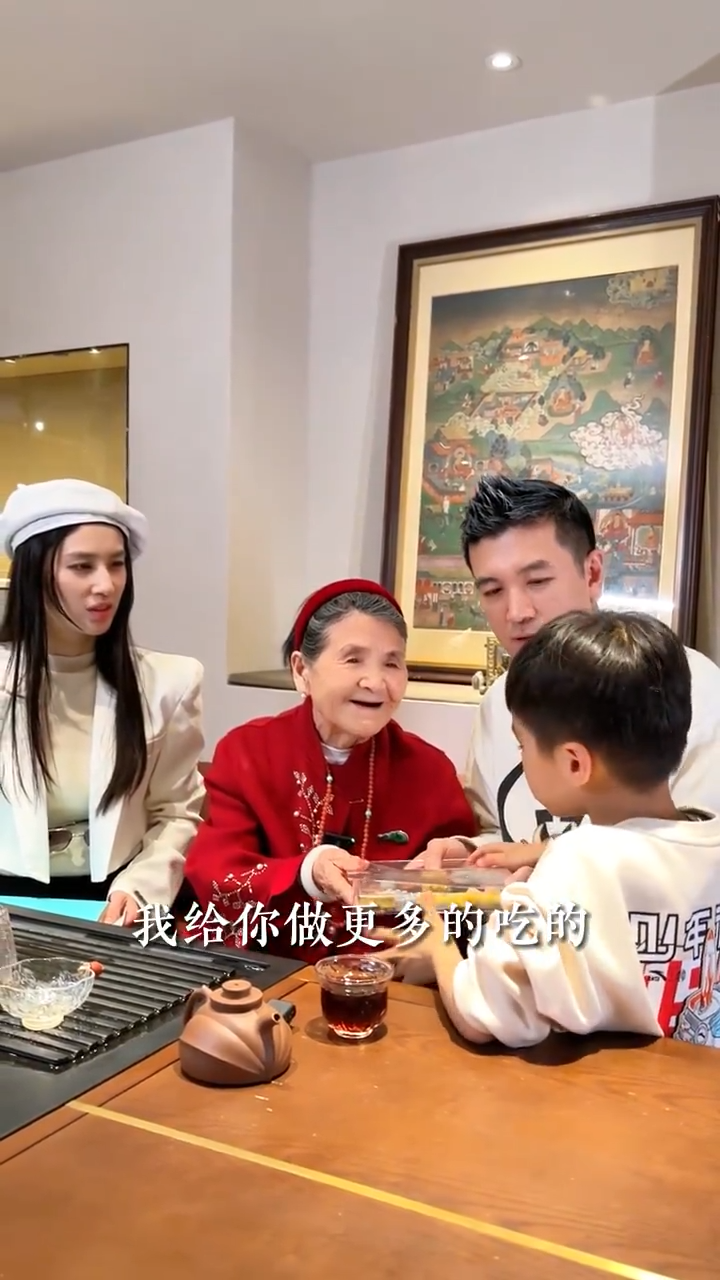 安迪|黄圣依杨子再秀家人合影,次子乖巧出镜,未见变化大的长子安迪