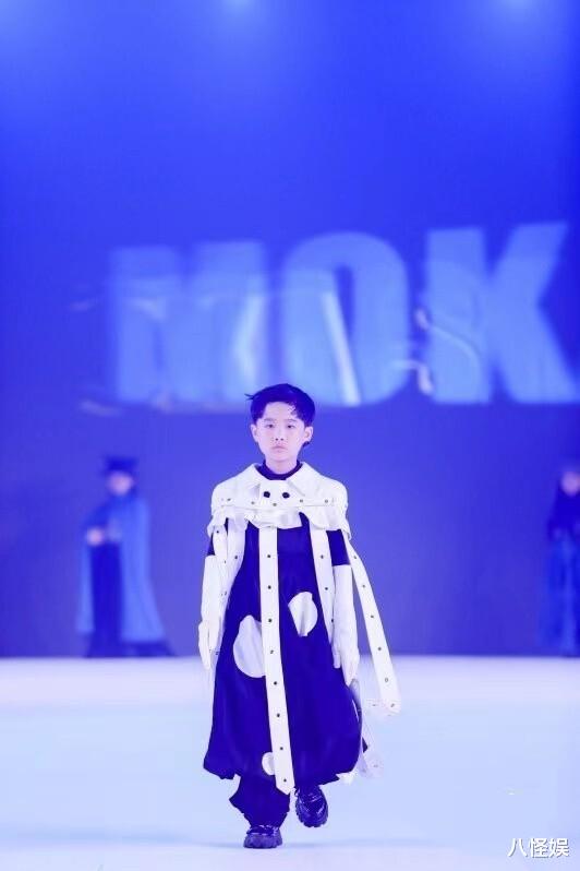 易烊千玺弟弟近照曝光,登台走秀颜值服装引争议,眉眼很像哥哥