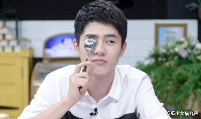 刘昊然要当爸了？31岁周冬雨新加坡被偶遇，脸色惨白孕相十足