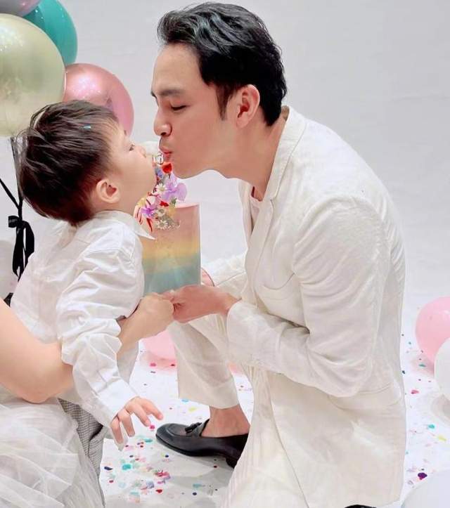 演员明道官宣二胎出生，十指紧扣父爱满满，女儿正脸照十分呆萌可爱