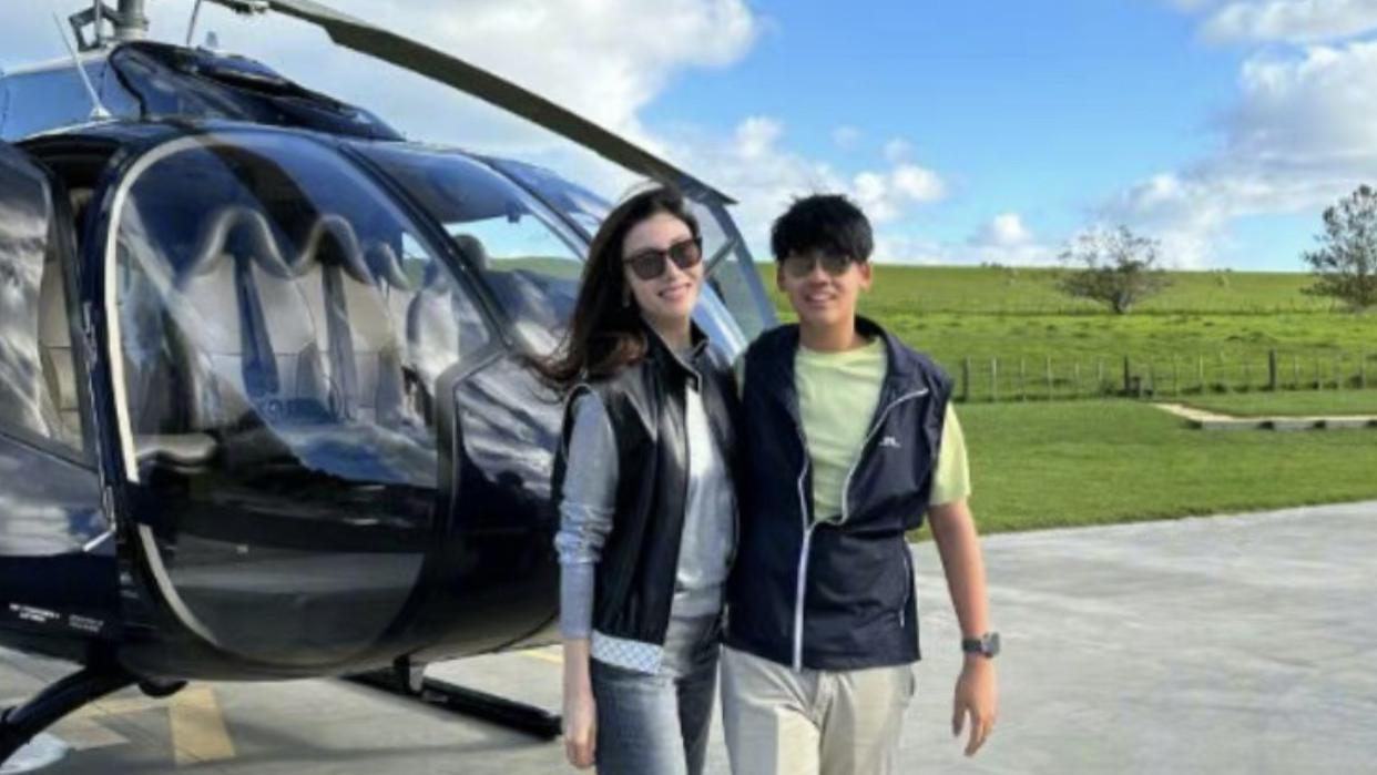李嘉欣|李嘉欣坐直升机庆母亲节，12岁儿子身高超一米七，长相老成太像爸
