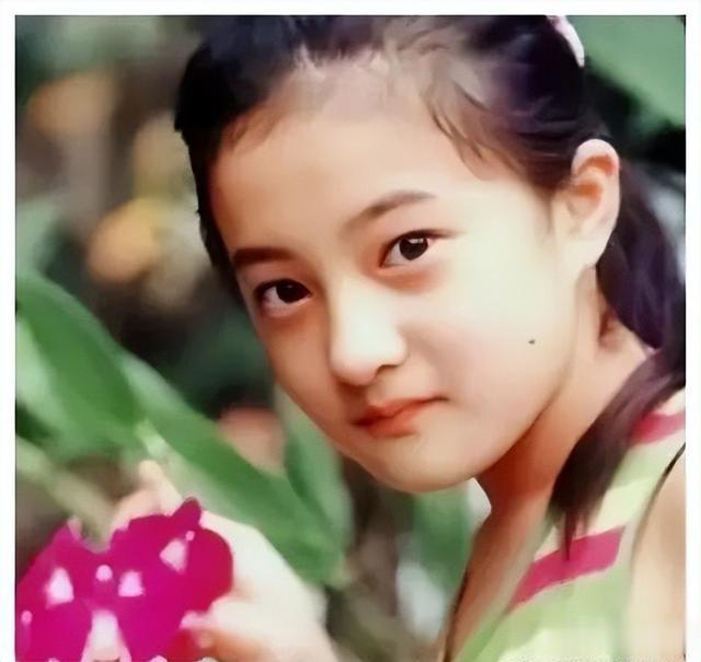 43岁金铭瘦到认不出,北大毕业后至今未婚,化浓妆扭秧歌被指老气