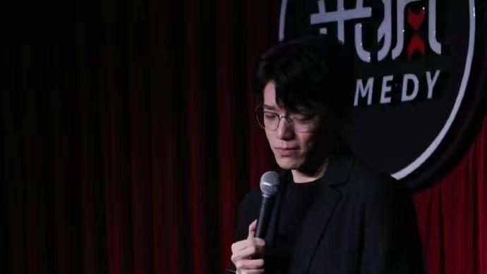 |脱口秀明星杨波恋情丑闻曝光：竟劈腿粉丝