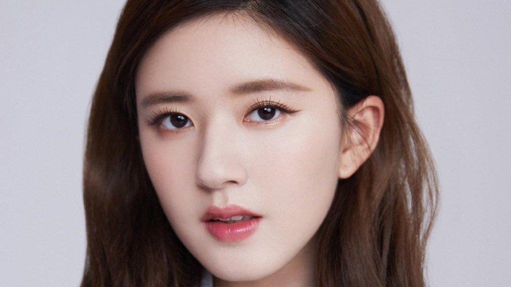 当24岁赵露思与46岁曾黎站在一起，我才明白，什么叫“站没站相”