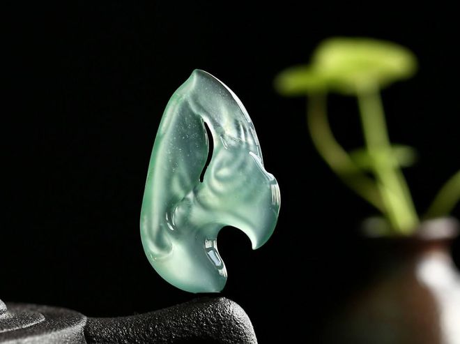 翡翠题材的图案比较复杂,采用机雕还是手工雕刻?