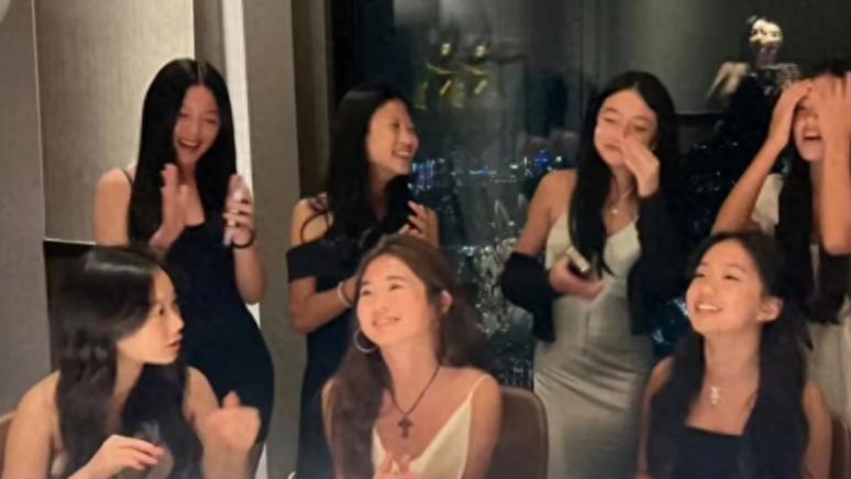 曹格13岁女儿打扮遭吐槽，穿低领露背太成熟，可谓女大十八变