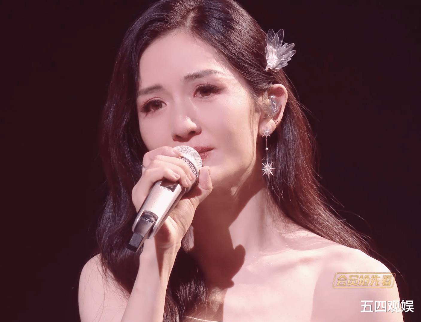 谢娜被龚琳娜看破伪装，罕见讲述早年家庭变故，多次泪洒排练场