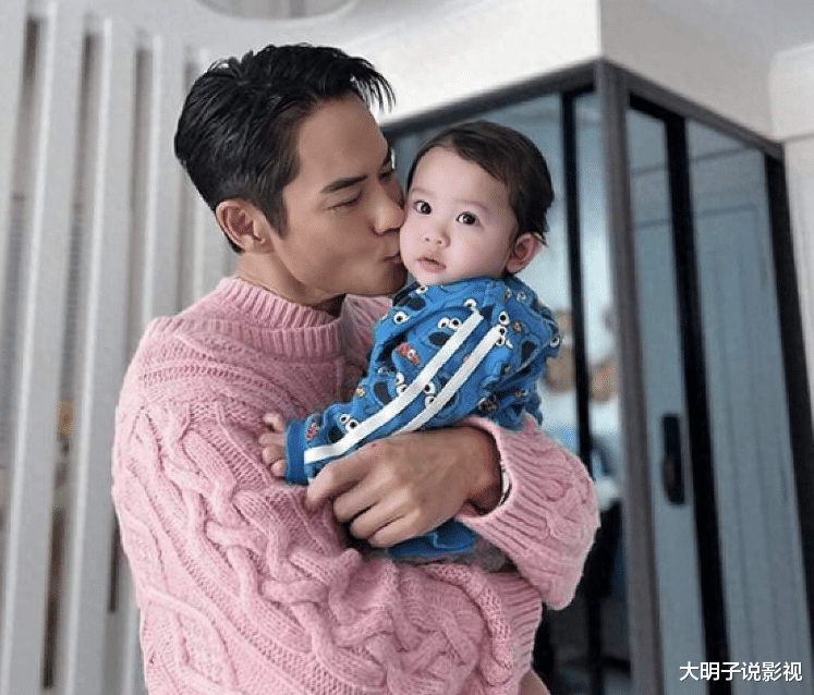 香港男星曝郑嘉颖是双面人，主动断联，和丈夫结婚7年感情稳定