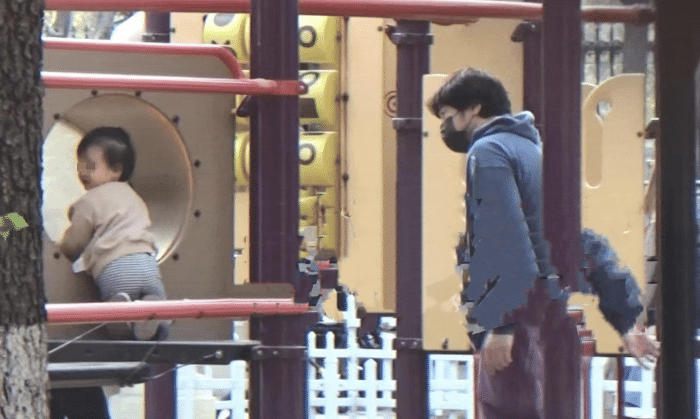 王传君|王传君一家三口被拍,与齐溪带娃玩滑梯,王传君目光无神肚腩抢镜