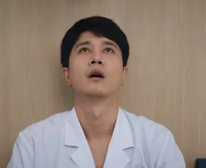 老态、驼背、满脸褶子,却演“第一美男”,谁的审美有问题?