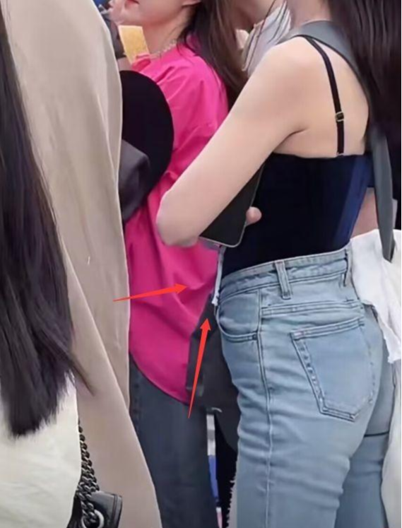 倪妮|北京音乐节偶遇倪妮,仪态遭吐槽,消瘦身材小肚腩抢镜